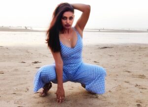 Nidhi Mahawan Instagram - The stare……
Lovely or Deadly!!!!
You decide 😉🙃

#beach #beachbabe #sunset #monochrome #star #expression #lovely #deadly #sensuous #rise #ootd #polkadots #squats #attitude #bollywood #bollywoodactress #indian #indiangirl #desigirl #viral #trending #instagood #instamood #mood #moodboard