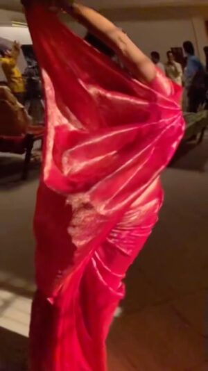 Nidhi Mahawan Instagram - Did i do this right?? 

#trendingreels #trending #viral #saree #sareelove #ootd #waves #filter #reelitfeelit #instagood #instagram #instalike #instadaily #bollywood #bollywoodactress #indian #indiangirl #live #laugh #love #attitude #gratitude