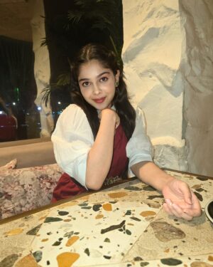 Niharika Chouksey Instagram - “Eat, drink, and be merry!” ♥️😋

📍 @novaaramumbai 
Styled by @yourstylistforever @kaftanize_clothing 

#santasfav #niharikachouksey #swipe #christmasdinner #novaara