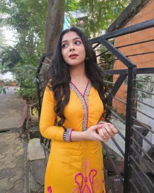 Niharika Chouksey Instagram - 🌻

Makeup And Hair By @revatis_makeup ✨

#niharikachouksey #swipe