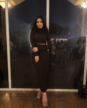 Niharika Chouksey Instagram - “New year, new hair.” 💁🏻‍♀️✨

#niharikachouksey #happynewyear #swipe #shorthairdontcare #hello2025 #thelalit #socializare
