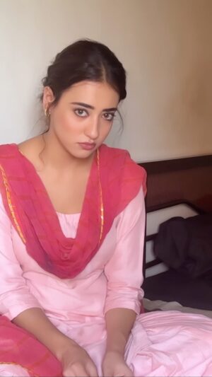 Nikeet Dhillon Instagram - Jina gussa kardi ae teri Naar ve, ohnu ohto vad tere nal pyaar ae 🙈🥰 

Thank you @chetnashahmakeover for giving my braid a different look 🥰