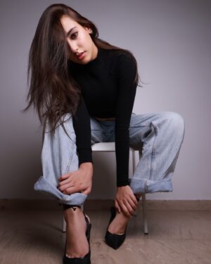 Nikeet Dhillon Instagram - 𝑻𝒉𝒆𝒚 𝒔𝒂𝒊𝒅 𝑰 𝒄𝒐𝒖𝒍𝒅𝒏’𝒕, 𝒔𝒐 𝑰 𝒅𝒊𝒅. 🤭

💄 @adornedbyzeena 
📸 @advait_vaidya 

@timestalent @rishubartaria @reema_rathod 

#black #heels #dontcare #dontcarewhatpeoplethink #fire