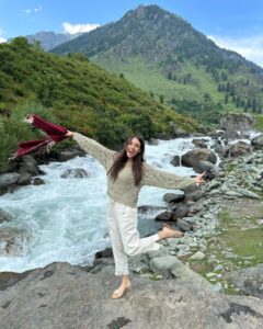 Actress Nikeet Dhillon HD Photos and Wallpapers April 2024