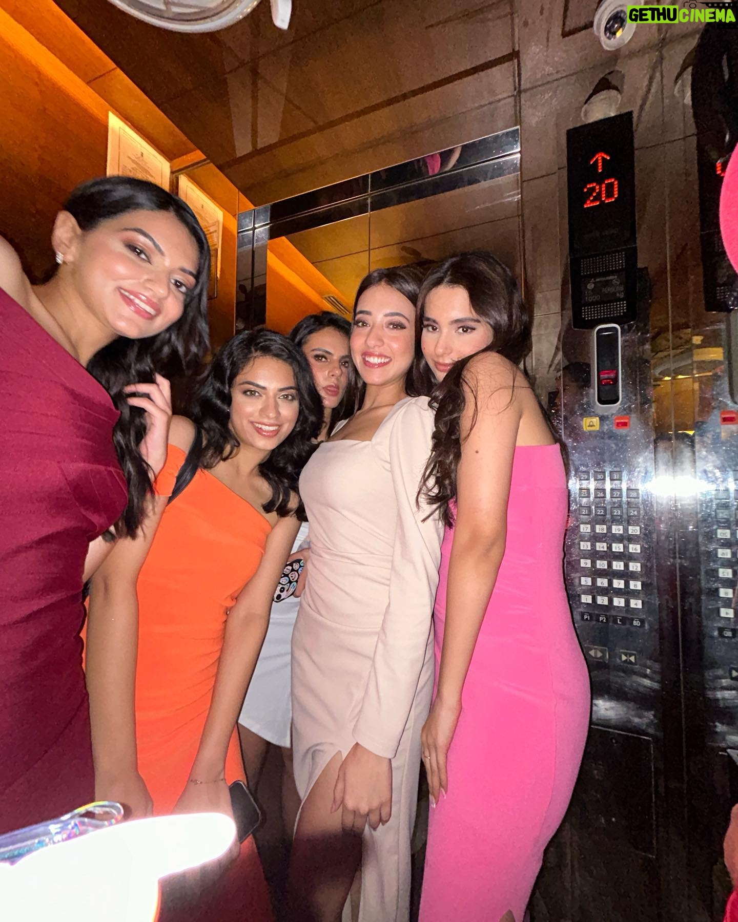 Nikeet Dhillon - 12.2K Likes - Really needed this chill time after a long day of personal interviews 🙈🙈🥰
@_adi_tii @pratika_saxena 💕
@missindiaorg