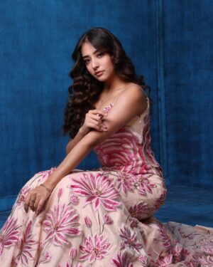 Nikeet Dhillon Instagram - 𝐀𝐢𝐫𝐚𝐚 𝐅𝐢𝐥𝐦𝐟𝐚𝐫𝐞 𝐫𝐞𝐚𝐝𝐲 💕

Outfit @raishmaofficial 
Stylist @krishi1606 
MUA @adornedbyzeena 
Hairstylist @ashakirtikar 
@timestalent @filmfare 

#tujhpemainfida #aira #marcus #amazonminitv