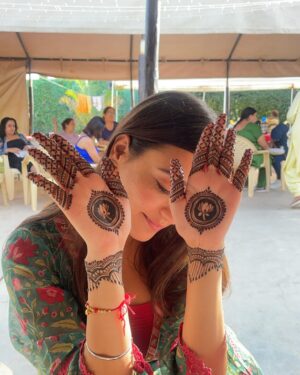 Nikeet Dhillon Instagram - #teamAmar 
In every swirl of henna, there’s a story to be told. 😍

Got to wear my favourite @gaamyaofficial for my favourite’s Mehndi 😍😍😍