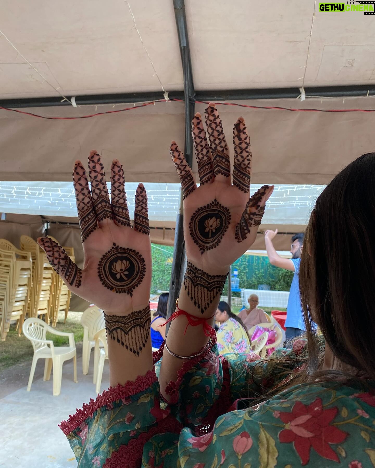 Nikeet Dhillon - 22K Likes - #teamAmar
In every swirl of henna, there’s a story to be told. 😍
Got to wear my favourite @gaamyaofficial for my favourite’s Mehndi 😍😍😍