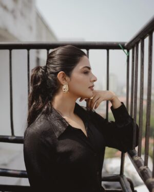 Nikhila Vimal Instagram - Back in black🖤

Photography - @merin__georg 
Outfit - @resha_by_rehana_shana 
Styling - @Styledbysmiji 
Makeup - @neethu_makeupartist