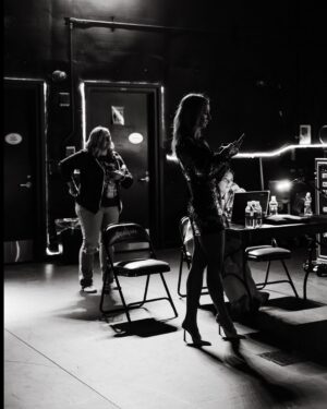 Nikki Glaser Instagram - The biggest tour of my entire life has officially begun. These past two weekends of The Alive And Unwell Tour were the best crowds of my career. I can’t wait to do like 150 more shows with you this year! I am so lucky.

📸 @maddiwaldo_media @shakycam_press @tylerbrianna.jpeg