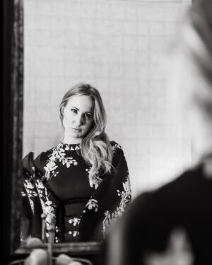 Nikki Glaser Instagram - The biggest tour of my entire life has officially begun. These past two weekends of The Alive And Unwell Tour were the best crowds of my career. I can’t wait to do like 150 more shows with you this year! I am so lucky.

📸 @maddiwaldo_media @shakycam_press @tylerbrianna.jpeg