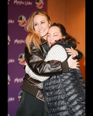 Nikki Glaser Instagram - The biggest tour of my entire life has officially begun. These past two weekends of The Alive And Unwell Tour were the best crowds of my career. I can’t wait to do like 150 more shows with you this year! I am so lucky.

📸 @maddiwaldo_media @shakycam_press @tylerbrianna.jpeg