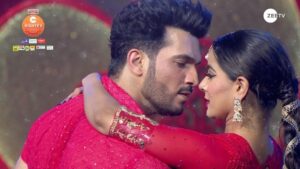 Nikki Sharma Instagram - Apne amazing act se Shiv aur Shakti ne rang diya sabhi ko apne pyaar mein. Dekhiye #DanubePropertiesZeeRishteyAwards, sirf kahin bhi kabhi bhi @zee5shows par. 
 
#ZeeRishteyAwards2024 #ZRA2024FullPerformance 

@bandhan_bank 
@danubeproperties 
@cadburydairymilkin 
@garnierindia 
@rajdhaniworld 
@himalaya_facecare 
@colgatein 
@tide.india 
@maggiindia
@arjunbijlani 
@nikkisharmaofficial