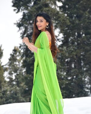 Nimika Ratnakar Instagram - “Saree, snow, and Kashmir magic ❄️✨❄️✨ 
.
.
.
.
.
.
.
.
Captured by : @gulmarg_photographer 
#KashmirDiaries #sareeinthesnow❄️ #sareeinthesnow 
#kashmir #gulmarg #saree #sixyardsofelegance #kannada #sandalwood #kannadaactress #nimikaratnakar #nimika #photoshoot #photooftheday