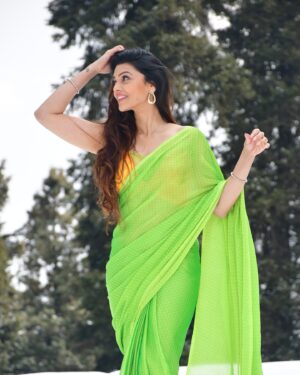 Nimika Ratnakar Instagram - “Saree, snow, and Kashmir magic ❄️✨❄️✨ 
.
.
.
.
.
.
.
.
Captured by : @gulmarg_photographer 
#KashmirDiaries #sareeinthesnow❄️ #sareeinthesnow 
#kashmir #gulmarg #saree #sixyardsofelegance #kannada #sandalwood #kannadaactress #nimikaratnakar #nimika #photoshoot #photooftheday