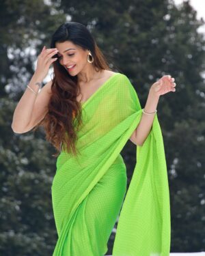 Nimika Ratnakar Instagram - “Saree, snow, and Kashmir magic ❄️✨❄️✨ 
.
.
.
.
.
.
.
.
Captured by : @gulmarg_photographer 
#KashmirDiaries #sareeinthesnow❄️ #sareeinthesnow 
#kashmir #gulmarg #saree #sixyardsofelegance #kannada #sandalwood #kannadaactress #nimikaratnakar #nimika #photoshoot #photooftheday