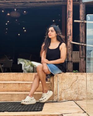 Nimmy Arun Gopan Instagram - Spent my birthday just the way I love—slow and serene. Lunch at a beautiful cafe, a peaceful beach view, and the perfect sunset. There’s something magical about the ocean, always grounding me. There’s just something so calming about watching the sunset on the beach—it’s where I feel most like myself. 

So grateful for the love, the laughter, and the warm wishes. 

Here’s to many more days like this, surrounded by good food, good friends, and endless sunsets. ☀️