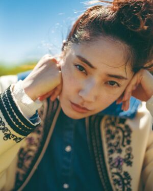Nimura Sawa Instagram - DIGVII First Issue 発売中 🍂
大自然で撮って頂きました、チェックしてね。

11月になりました。
少しづつ寒い日も増えてきましたね〜
金木犀も落ちて冬を迎える準備をしなければいけないですね。寒いのは苦手です。

そして私はしれっと30歳になりました♡
なんだかウキウキしております🐒
いろーんな事があったし、これからもいろーんな事が起こるんだろうけど、「今」が未来を作っていると思うので、今を大切にこれからも生きていきます。
改めて私と出会って下さった皆様に日頃の感謝と大切に思っているよ〜という気持ちを伝えたいです。
いつもありがとうございます。🙂‍↕️
季節の変わり目どうがご自愛下さいませ。

若草物語の次の放送は11/3よる10:30〜だよ✌︎