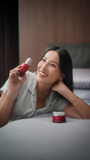 Nina Kozok Instagram - The secret before Nina bobo because skincare is my lullaby 💤

My secret to youthful glowing skin.

@pondsindonesia #Retinol #HexylRetinol
