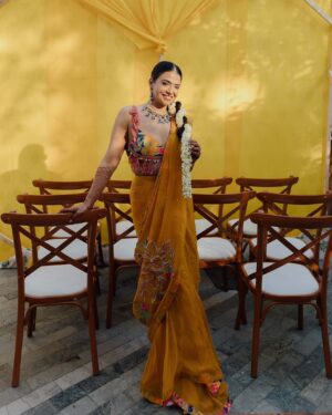 Nishtha Gandhi Instagram - When pictures speak louder than a thousand words 📸 - only in an Indian wedding! 

Couple wearing @rishiandvibhuti 
Design @nishchaygandhidesigns 
Photography @weddingrams 
Planning @riwaazerishte 
Makeup @makeupbyvidushi 
Floral jewellery @shinestonefloraljewellery 
Footwear @prankit_creations 
.
.
.
#haldiceremony #haldidecor #haldifunction #indianweddinginspiration #weddingideasbrides #haldiphotography #realweddingmoments #indiancouples #southindianfashion