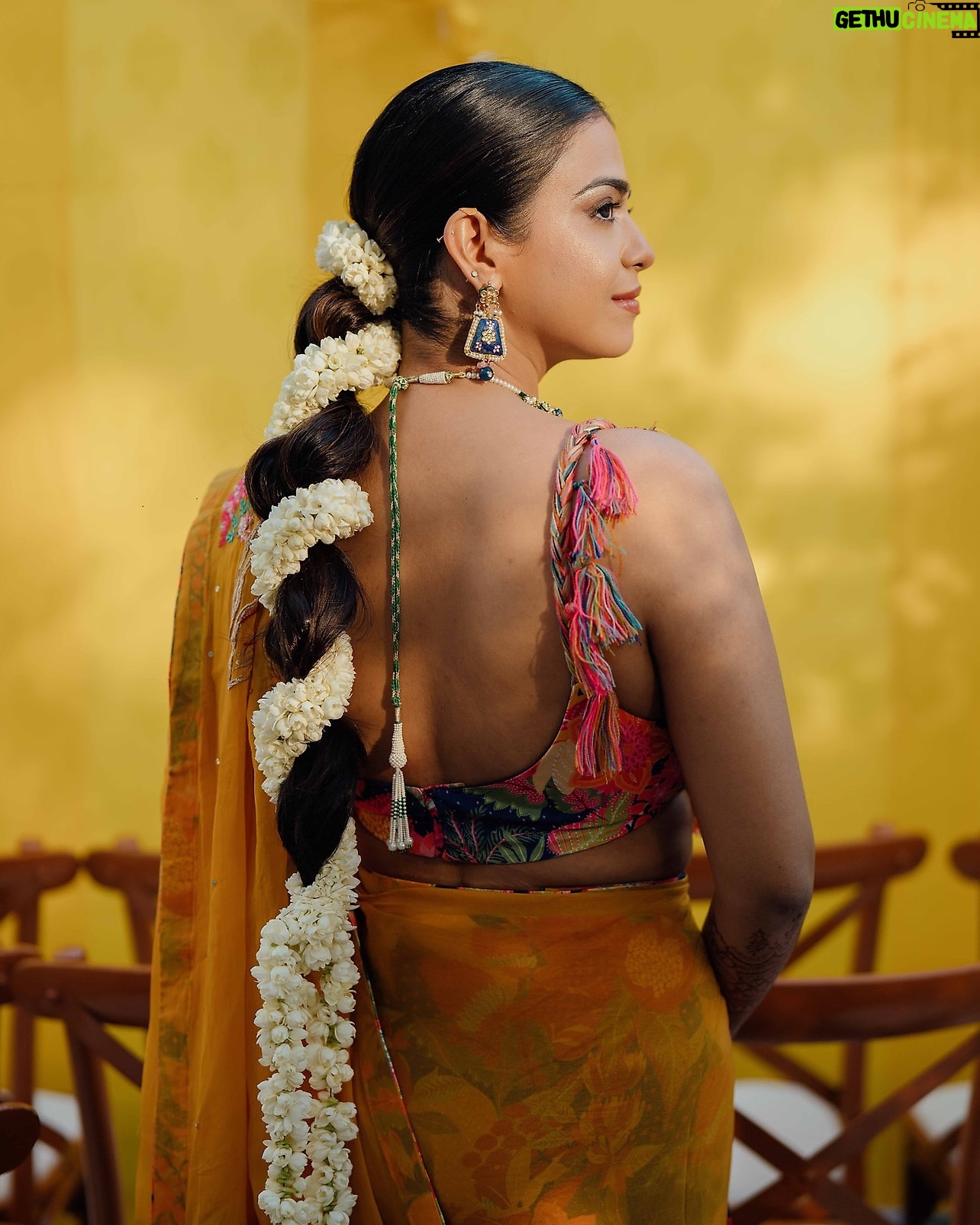 Nishtha Gandhi - 5.4K Likes - When pictures speak louder than a thousand words 📸 - only in an Indian wedding!
Couple wearing @rishiandvibhuti
Design @nishchaygandhidesigns
Photography @weddingrams
Planning @riwaazerishte
Makeup @makeupbyvidushi
Floral jewellery @shinestonefloraljewellery
Footwear @prankit_creations
.
.
.
#haldiceremony #haldidecor #haldifunction #indianweddinginspiration #weddingideasbrides #haldiphotography #realweddingmoments #indiancouples #southindianfashion