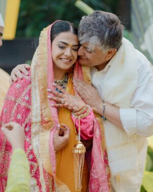 Nishtha Gandhi Instagram - When pictures speak louder than a thousand words 📸 - only in an Indian wedding! 

Couple wearing @rishiandvibhuti 
Design @nishchaygandhidesigns 
Photography @weddingrams 
Planning @riwaazerishte 
Makeup @makeupbyvidushi 
Floral jewellery @shinestonefloraljewellery 
Footwear @prankit_creations 
.
.
.
#haldiceremony #haldidecor #haldifunction #indianweddinginspiration #weddingideasbrides #haldiphotography #realweddingmoments #indiancouples #southindianfashion