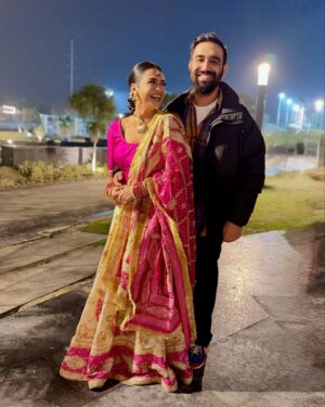 Nishtha Gandhi Instagram - The year of firsts encapsulated in a post 🫰🏾❤️✨.
First Lohri ✨.
Makeup @rarebeautybypriya .
.
.

.
#lohri #lohricelebration #indiancouple #newbride #yearoffirsts