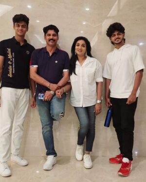 Nitha Promy Instagram - All fingers are not the same in length, but when they bend, all stand equal.. Life becomes easy when we bend & adjust to all situations......

#pic #wednesday #family #photo #familyphotography #perfect #happiness #life #instagram #instapic #instagood #instafamily #love #explore #explorer #fyp #malayali #trendingmusic #mallu #instagramers #promykuriakose #nithapromy #ronithpromy #richardpromy