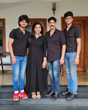 Nitha Promy Instagram - Team Black...

#pic #family #team #malayali #mallu #promyfamily #happiness #instapic #photooftheday #photo #familyphoto #photography #picoftheday #instagramers
#promykuriakose #nithapromy #ronithpromy #richardpromy #angamaly #angamalydiaries #instagram #instagood