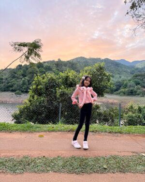 Nitya saxena Instagram - Vacation & Memories ❤️❤️

@anchorravi_offl @nitya.saxena1186 @sudhirkaveti @meher_manija #wayanad #kerala #resort #vacation