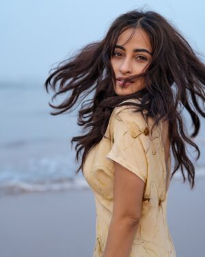 Niyati Fatnani Instagram - फ़िदा🤍

Concept & Photography : @dipeshpatel_photography
Assisted by : @_fenali.r 
Edited by : @komaljoshi_retoucher
Makeup & Hair : @sunnyroyy_official 

#beachy #wavy #sunny #happy #niyatifatnani