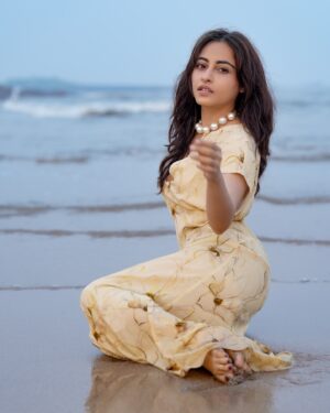 Niyati Fatnani Instagram - फ़िदा🤍

Concept & Photography : @dipeshpatel_photography
Assisted by : @_fenali.r 
Edited by : @komaljoshi_retoucher
Makeup & Hair : @sunnyroyy_official 

#beachy #wavy #sunny #happy #niyatifatnani