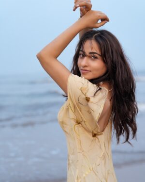Niyati Fatnani Instagram - फ़िदा🤍

Concept & Photography : @dipeshpatel_photography
Assisted by : @_fenali.r 
Edited by : @komaljoshi_retoucher
Makeup & Hair : @sunnyroyy_official 

#beachy #wavy #sunny #happy #niyatifatnani