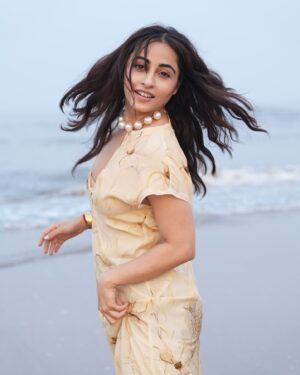 Niyati Fatnani Instagram - फ़िदा🤍

Concept & Photography : @dipeshpatel_photography
Assisted by : @_fenali.r 
Edited by : @komaljoshi_retoucher
Makeup & Hair : @sunnyroyy_official 

#beachy #wavy #sunny #happy #niyatifatnani