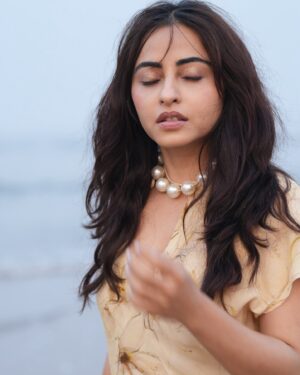 Niyati Fatnani Instagram - फ़िदा🤍

Concept & Photography : @dipeshpatel_photography
Assisted by : @_fenali.r 
Edited by : @komaljoshi_retoucher
Makeup & Hair : @sunnyroyy_official 

#beachy #wavy #sunny #happy #niyatifatnani