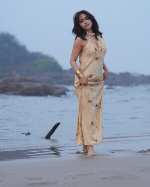 Niyati Fatnani Instagram - फ़िदा🤍

Concept & Photography : @dipeshpatel_photography
Assisted by : @_fenali.r 
Edited by : @komaljoshi_retoucher
Makeup & Hair : @sunnyroyy_official 

#beachy #wavy #sunny #happy #niyatifatnani