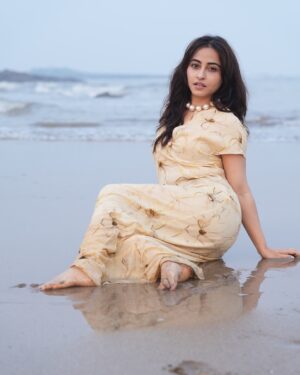 Niyati Fatnani Instagram - फ़िदा🤍

Concept & Photography : @dipeshpatel_photography
Assisted by : @_fenali.r 
Edited by : @komaljoshi_retoucher
Makeup & Hair : @sunnyroyy_official 

#beachy #wavy #sunny #happy #niyatifatnani