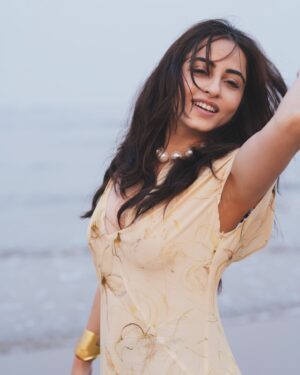 Niyati Fatnani Instagram - फ़िदा🤍

Concept & Photography : @dipeshpatel_photography
Assisted by : @_fenali.r 
Edited by : @komaljoshi_retoucher
Makeup & Hair : @sunnyroyy_official 

#beachy #wavy #sunny #happy #niyatifatnani