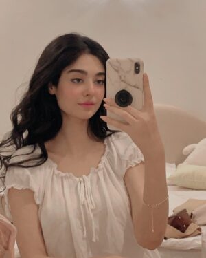 Noor Khan Instagram - 🤳🏼