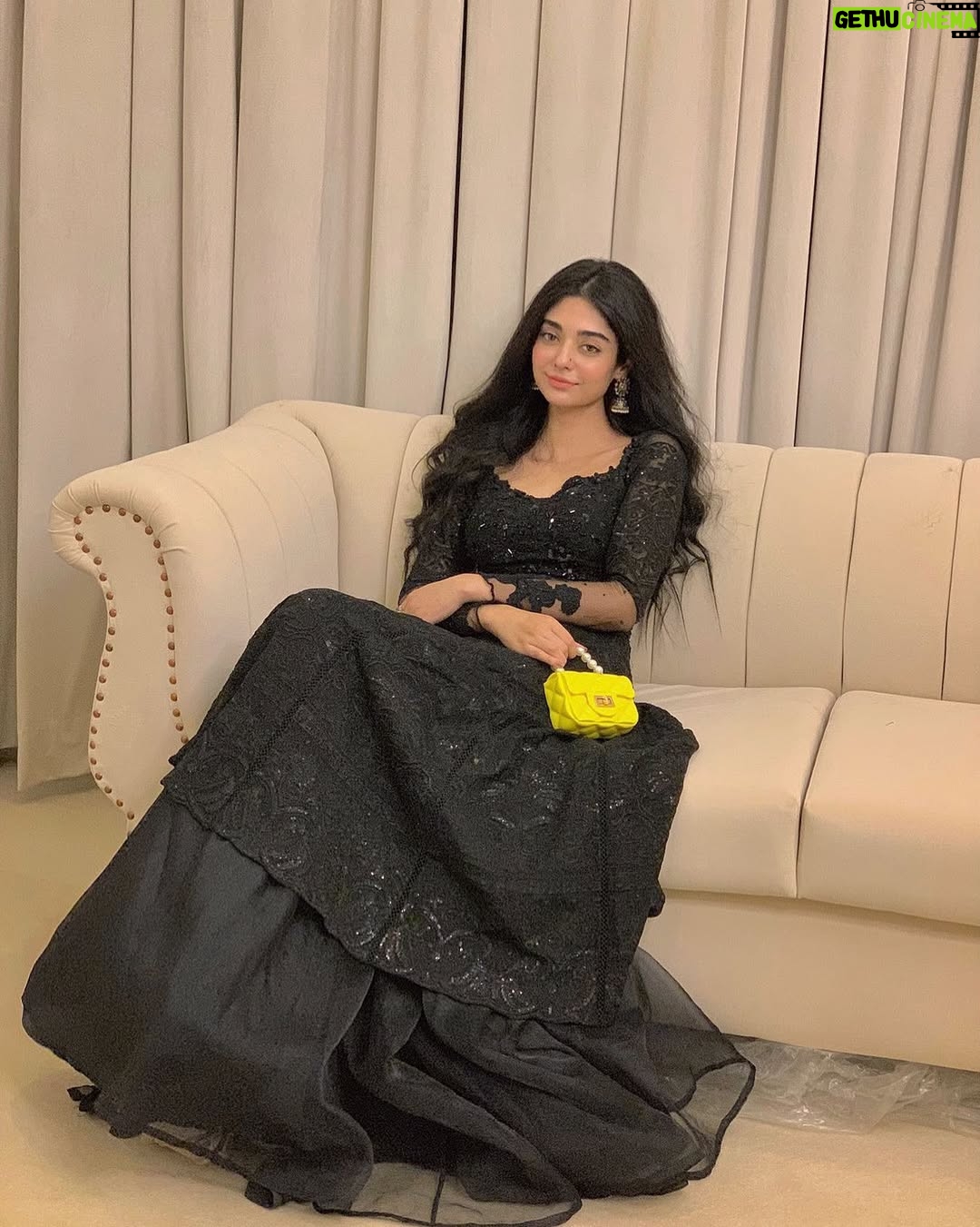 Noor Khan - 214.3K Likes - 🪞