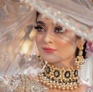 Noor Khan Instagram - Zyada nae, bus aik kilo makeup