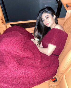 Noor Khan Instagram - #throwback cuzzzzzz koi nae picture nahi 💁🏻‍♀️