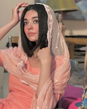 Noor Khan Instagram - Zra me taa waray de 🤌🏼