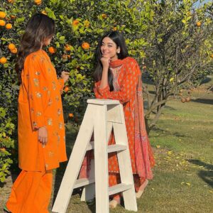 Noor Khan Instagram - ☀️🌴📖🍊🦢
@nishatlinen