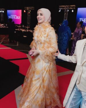 Nur Fazura Instagram - I heard it’s time to be out and about again. ✨

Congratulations my dearest @calvinthoo for your absolutely beautiful collection and a wonderful night. 💛

make up : @rozlanassir 
hijab styling : @nurhanahalim 
hijab : @mytudungfazura 
dress : @zaimizulkafli
photo : @hasifikri