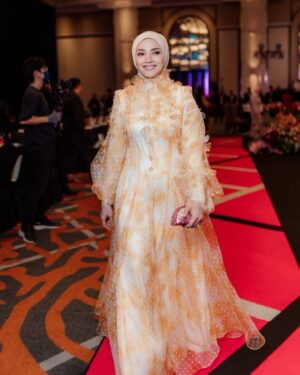 Nur Fazura Instagram - I heard it’s time to be out and about again. ✨

Congratulations my dearest @calvinthoo for your absolutely beautiful collection and a wonderful night. 💛

make up : @rozlanassir 
hijab styling : @nurhanahalim 
hijab : @mytudungfazura 
dress : @zaimizulkafli
photo : @hasifikri