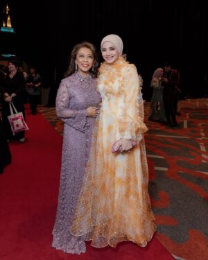 Nur Fazura Instagram - I heard it’s time to be out and about again. ✨

Congratulations my dearest @calvinthoo for your absolutely beautiful collection and a wonderful night. 💛

make up : @rozlanassir 
hijab styling : @nurhanahalim 
hijab : @mytudungfazura 
dress : @zaimizulkafli
photo : @hasifikri