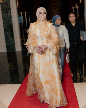 Nur Fazura Instagram - I heard it’s time to be out and about again. ✨

Congratulations my dearest @calvinthoo for your absolutely beautiful collection and a wonderful night. 💛

make up : @rozlanassir 
hijab styling : @nurhanahalim 
hijab : @mytudungfazura 
dress : @zaimizulkafli
photo : @hasifikri