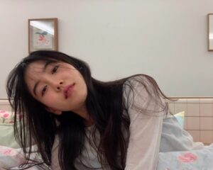 Oh Ji-yeon Instagram - 러뷰러뷰♥️저는, 늘상 그렇듯 구정이 새해라고우겨보며 아직 2024인척 하고있어요 어떻게 지내요?슬픔이 많았던 연말 모두 기도로 보냈겠죠 그러다보니 25년이 불쑥 찾아와버렸어요 하루 차이인데 새해라는 이름은 왠지 힘을 내야할꺼같고 이뤄내지도 못할 바램까지 적으며 기대해보고싶어지는거같아서 구정까지 조금 설레며 준비해볼까하는데 저의 삶에 마구마구 몰아치는 여러일들에 몸이 못견디더니 갑자기 허리가 굳고 등이 굳고 이러지도 못하고 저러지도 못하더니 결국 몸져 누워 강제 요양을 하고 있는 중이랍니다 걷질 못해서 주사를 맞았는데 부작용으로 다리에 힘주기도 힘들고 두통에..머리를 움직이면......비명을...지른답니다 하하 겪어본분들은 아시겠죠?🥲참다가 너무 아프면 괜히 서글퍼 눈물만 또륵💧그래도 언넝 나아서 새롭게 만들어갈 2025년을 그려볼꺼랍니다 🎨 여러분들은 왠지 1일을 새해로 맞이했을꺼같으니 , 쉰목소리지만 파이팅을 외쳐봅니다 ! 여러분!! 새해에는 더 행복한일 많이많이 만들어요 그리구 새로운 2025년 같이 또 힘내요! 저는 열심히 일하겠습니다!아 ,맞다 무엇보다 제일은 , 건강관리 인거로 하하 🙆🏻‍♀️