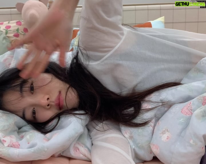 Oh Ji-yeon - 1K Likes - 러뷰러뷰♥️저는, 늘상 그렇듯 구정이 새해라고우겨보며 아직 2024인척 하고있어요 어떻게 지내요?슬픔이 많았던 연말 모두 기도로 보냈겠죠 그러다보니 25년이 불쑥 찾아와버렸어요 하루 차이인데 새해라는 이름은 왠지 힘을 내야할꺼같고 이뤄내지도 못할 바램까지 적으며 기대해보고싶어지는거같아서 구정까지 조금 설레며 준비해볼까하는데 저의 삶에 마구마구 몰아치는 여러일들에 몸이 못견디더니 갑자기 허리가 굳고 등이 굳고 이러지도 못하고 저러지도 못하더니 결국 몸져 누워 강제 요양을 하고 있는 중이랍니다 걷질 못해서 주사를 맞았는데 부작용으로 다리에 힘주기도 힘들고 두통에..머리를 움직이면......비명을...지른답니다 하하 겪어본분들은 아시겠죠?🥲참다가 너무 아프면 괜히 서글퍼 눈물만 또륵💧그래도 언넝 나아서 새롭게 만들어갈 2025년을 그려볼꺼랍니다 🎨 여러분들은 왠지 1일을 새해로 맞이했을꺼같으니 , 쉰목소리지만 파이팅을 외쳐봅니다 ! 여러분!! 새해에는 더 행복한일 많이많이 만들어요 그리구 새로운 2025년 같이 또 힘내요! 저는 열심히 일하겠습니다!아 ,맞다 무엇보다 제일은 , 건강관리 인거로 하하 🙆🏻♀️